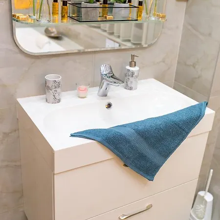 Famousali Luxurious